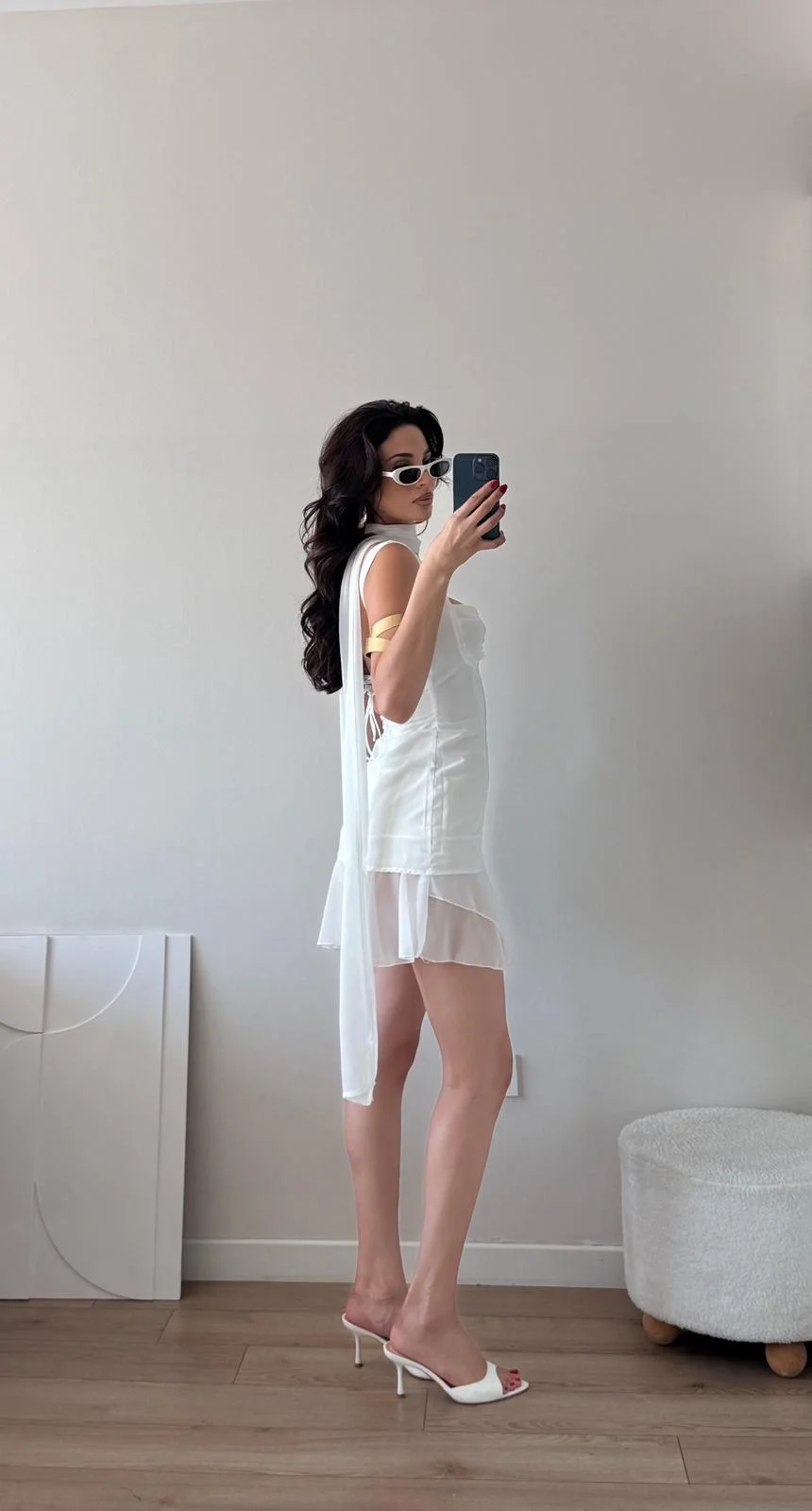 BEYAZ FULARLI NERVÜRLÜ ŞİFON MİNİ ELBİSE