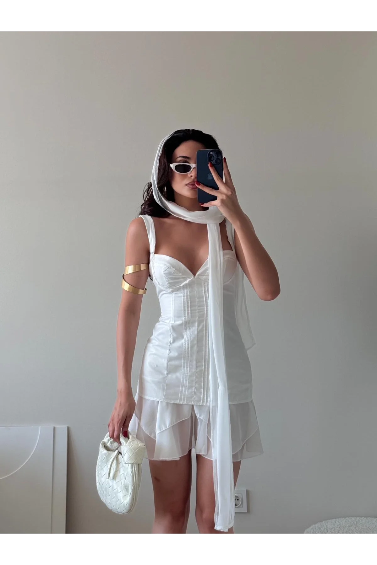 BEYAZ FULARLI NERVÜRLÜ ŞİFON MİNİ ELBİSE