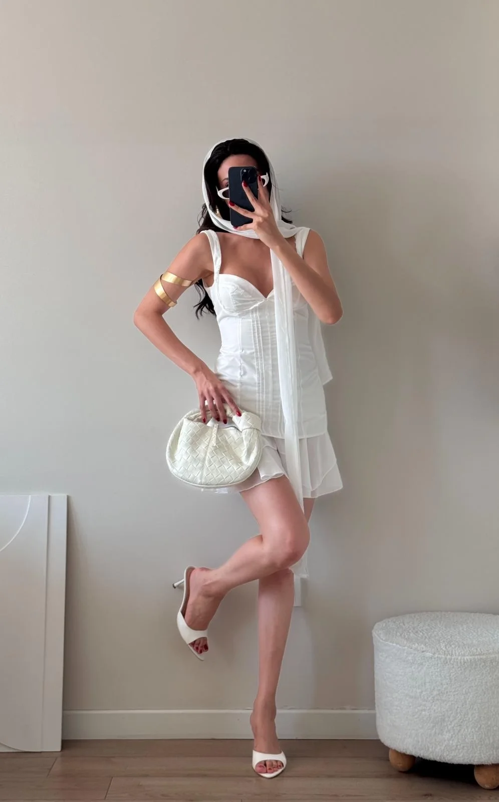 BEYAZ FULARLI NERVÜRLÜ ŞİFON MİNİ ELBİSE
