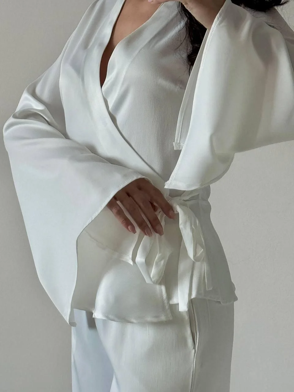 Beyaz Kruvaze Yaka Saten İkili Takım