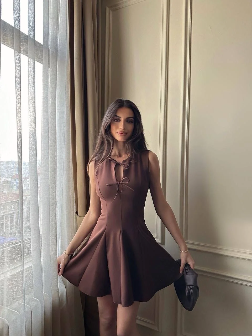 KAHVE ÖN GÖĞÜS FİYONKLU ETEK VOLANLI MİNİ ELBİSE