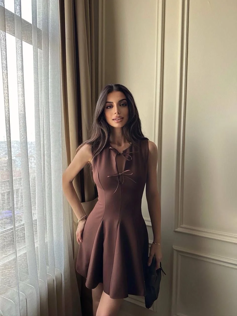 KAHVE ÖN GÖĞÜS FİYONKLU ETEK VOLANLI MİNİ ELBİSE