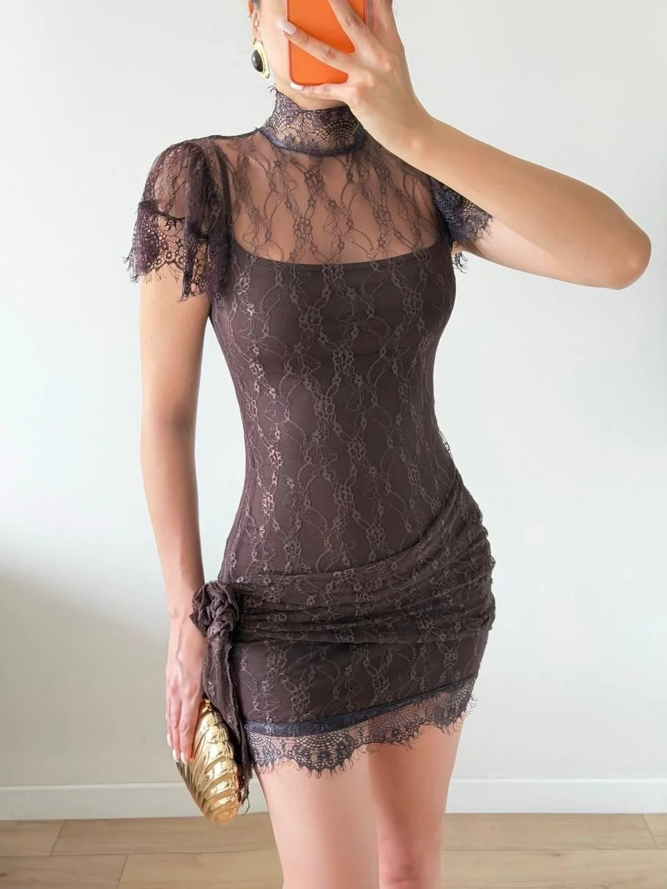 Kahverengi Dantelli Gül Detaylı Elbise