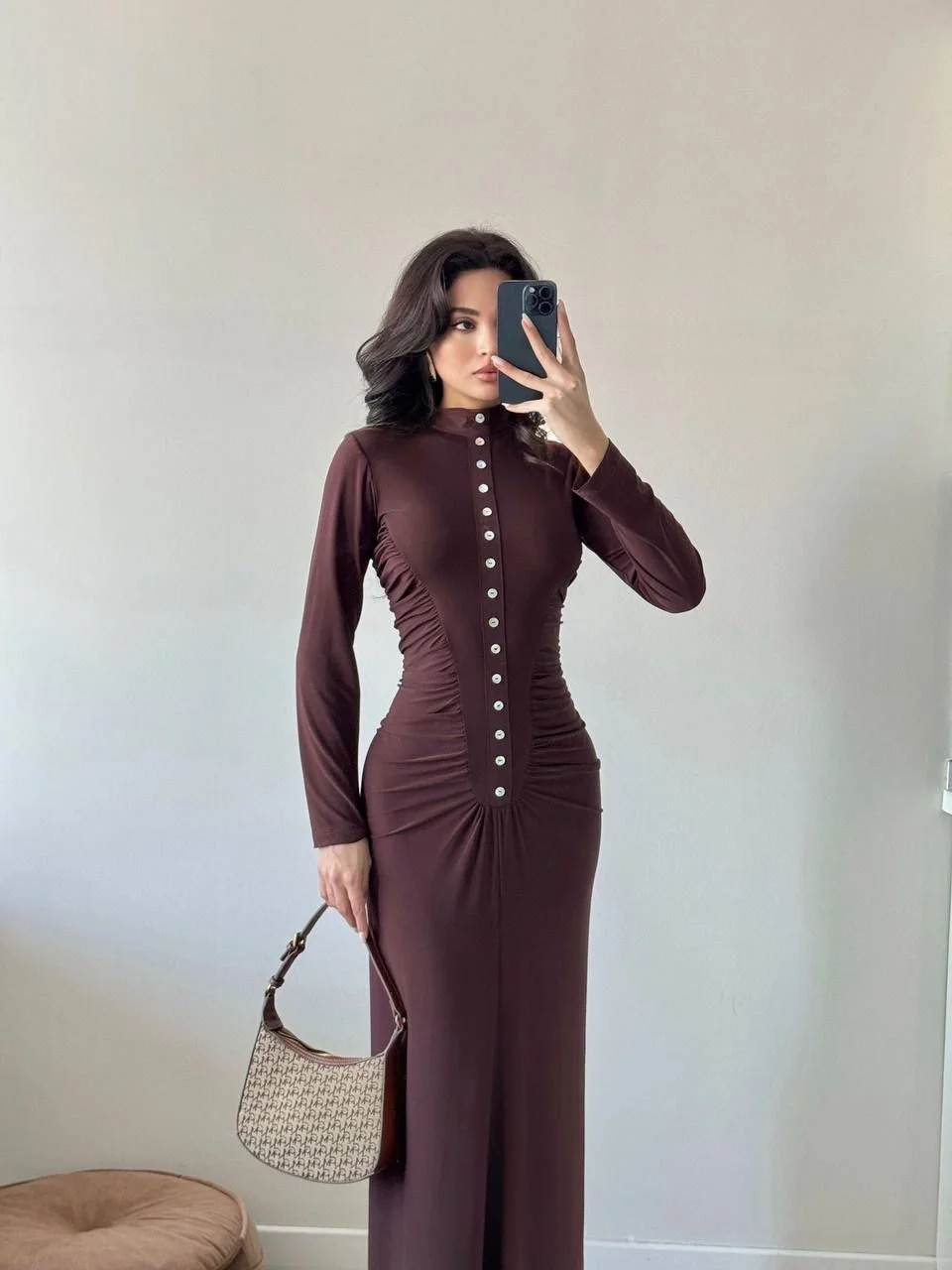 Kahverengi Dik Yaka Düğmeli Büzgülü Maxi Elbise