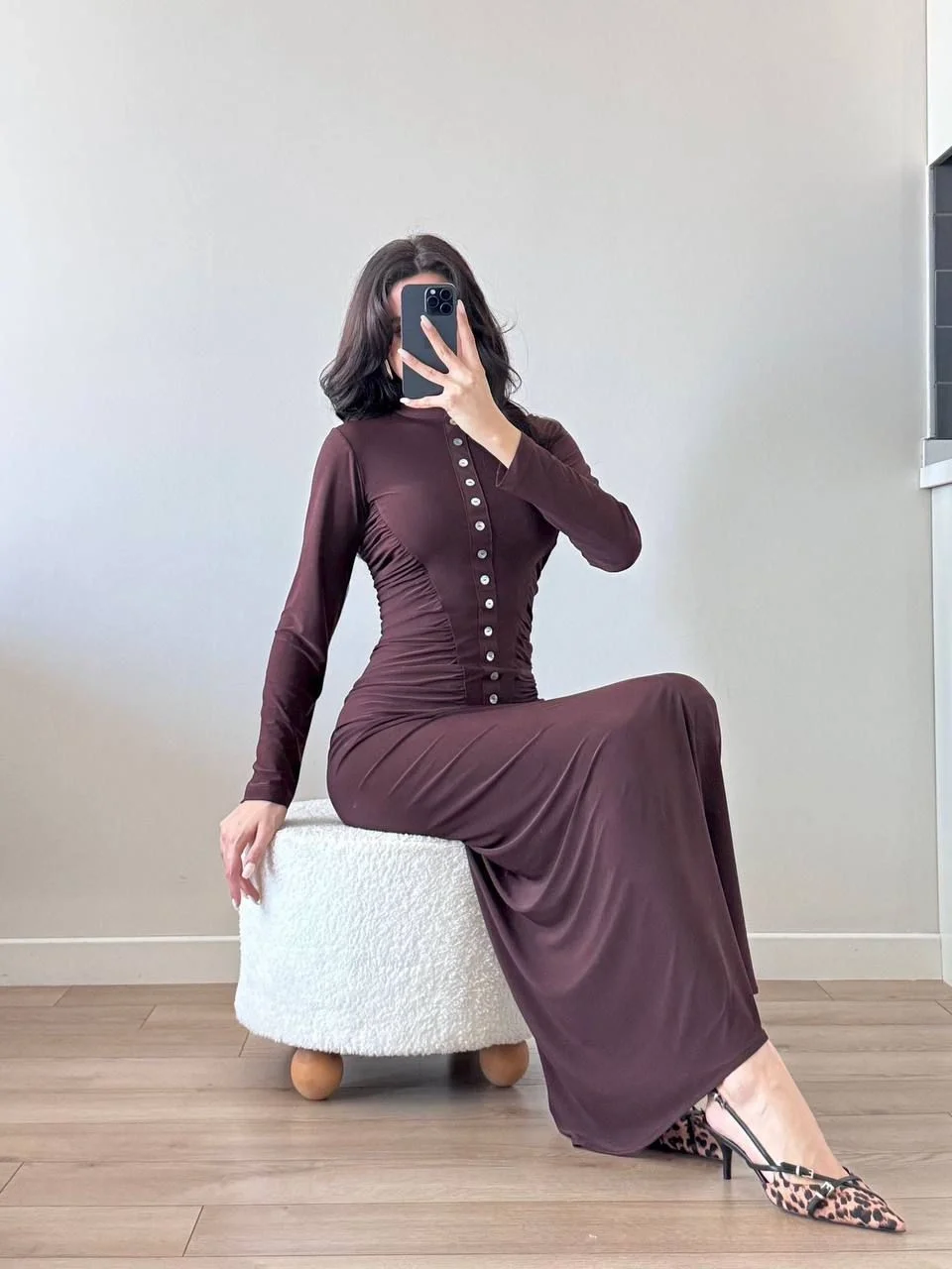 Kahverengi Dik Yaka Düğmeli Büzgülü Maxi Elbise