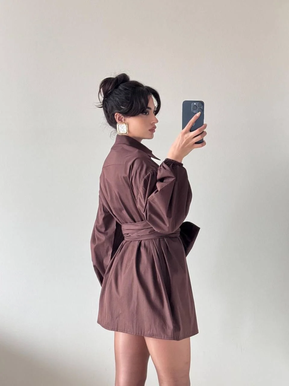 Kahverengi Omuzdan Çarpraz Fiyonk Bağlamalı Uzun Kollu Mini Elbise