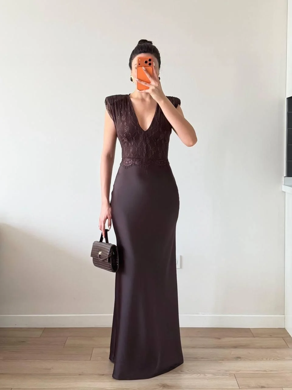 Kahverengi V Yaka Saten Dantelli Maxi Elbise