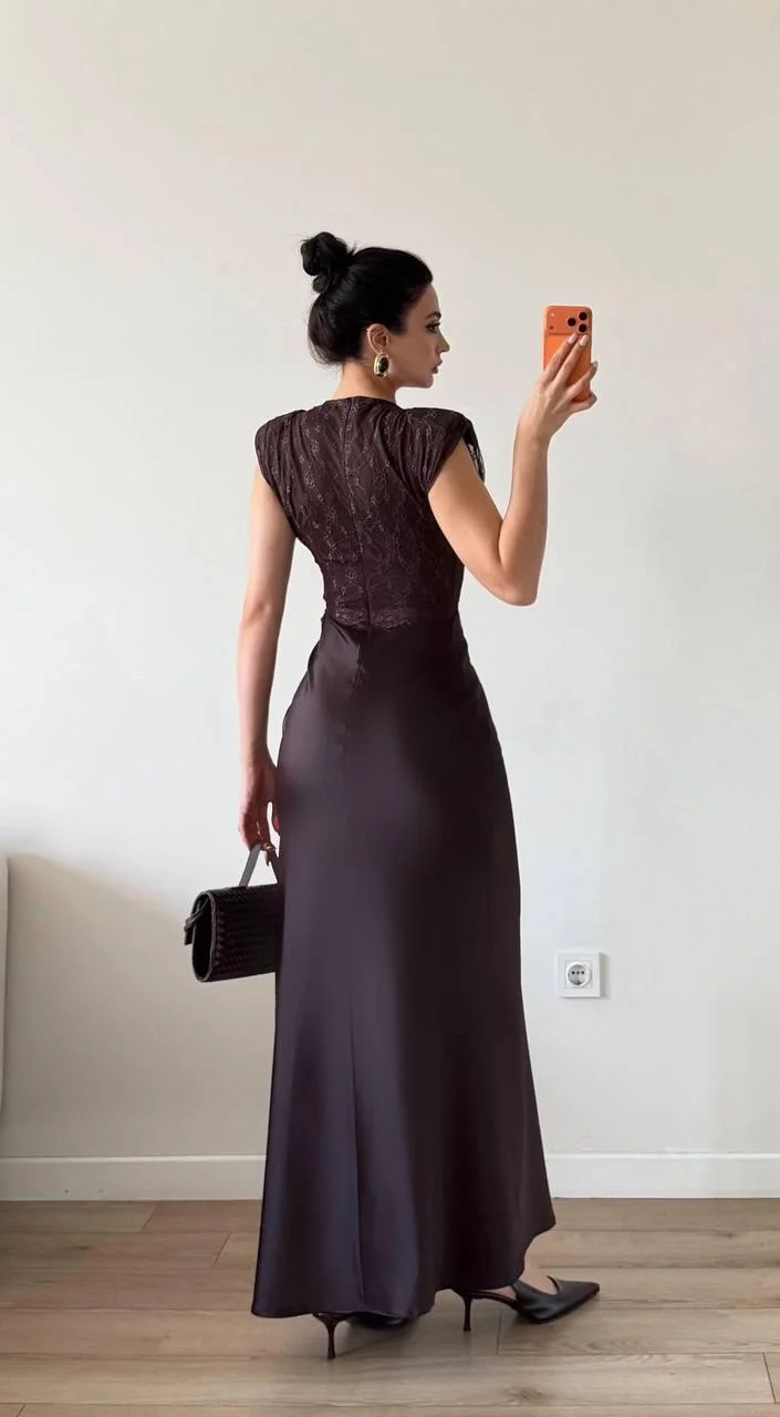 Kahverengi V Yaka Saten Dantelli Maxi Elbise