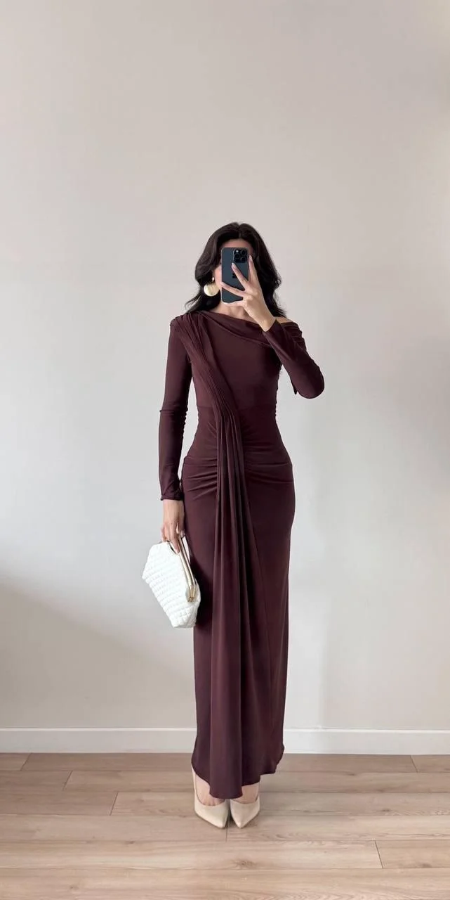 Kahverengi Yırtmaçlı Uzun Kollu Pileli Maxi Dökümlü Elbise