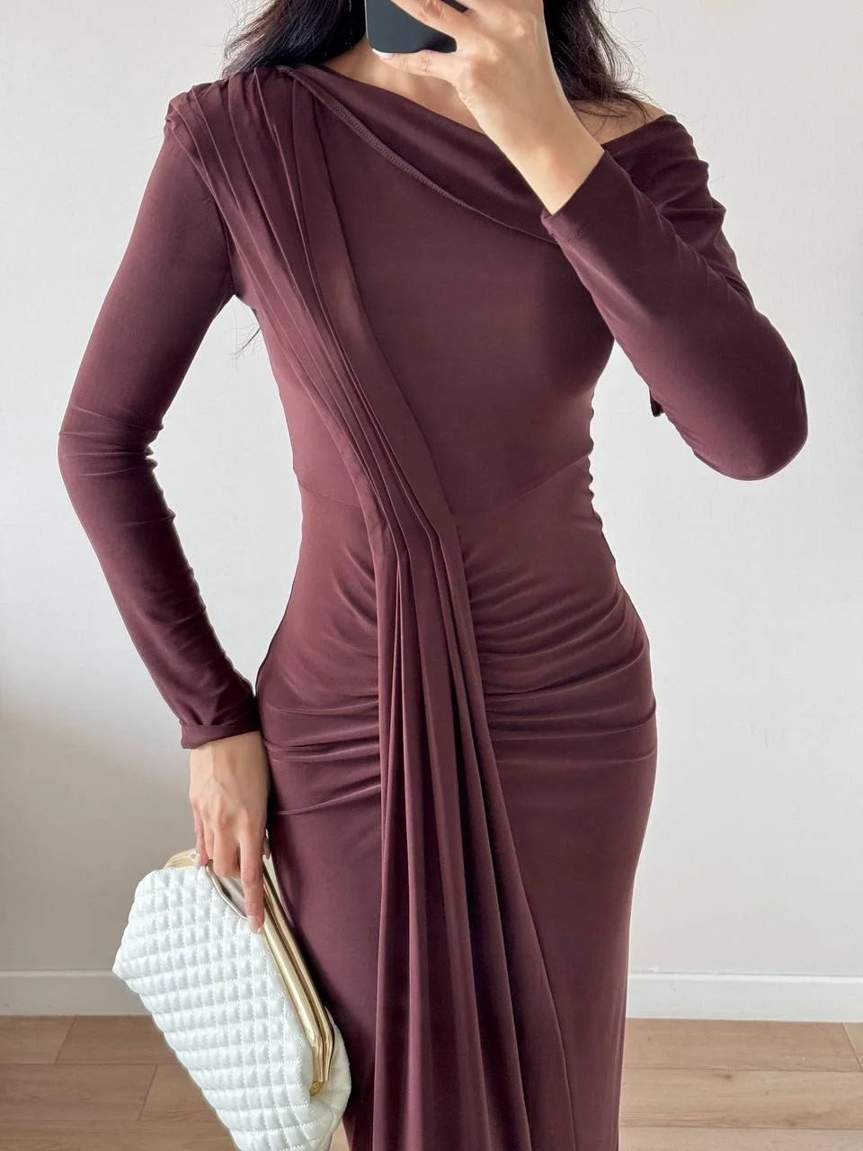 Kahverengi Yırtmaçlı Uzun Kollu Pileli Maxi Dökümlü Elbise