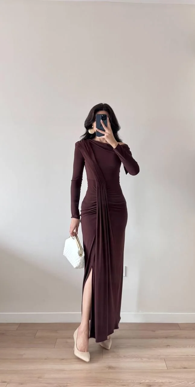 Kahverengi Yırtmaçlı Uzun Kollu Pileli Maxi Dökümlü Elbise