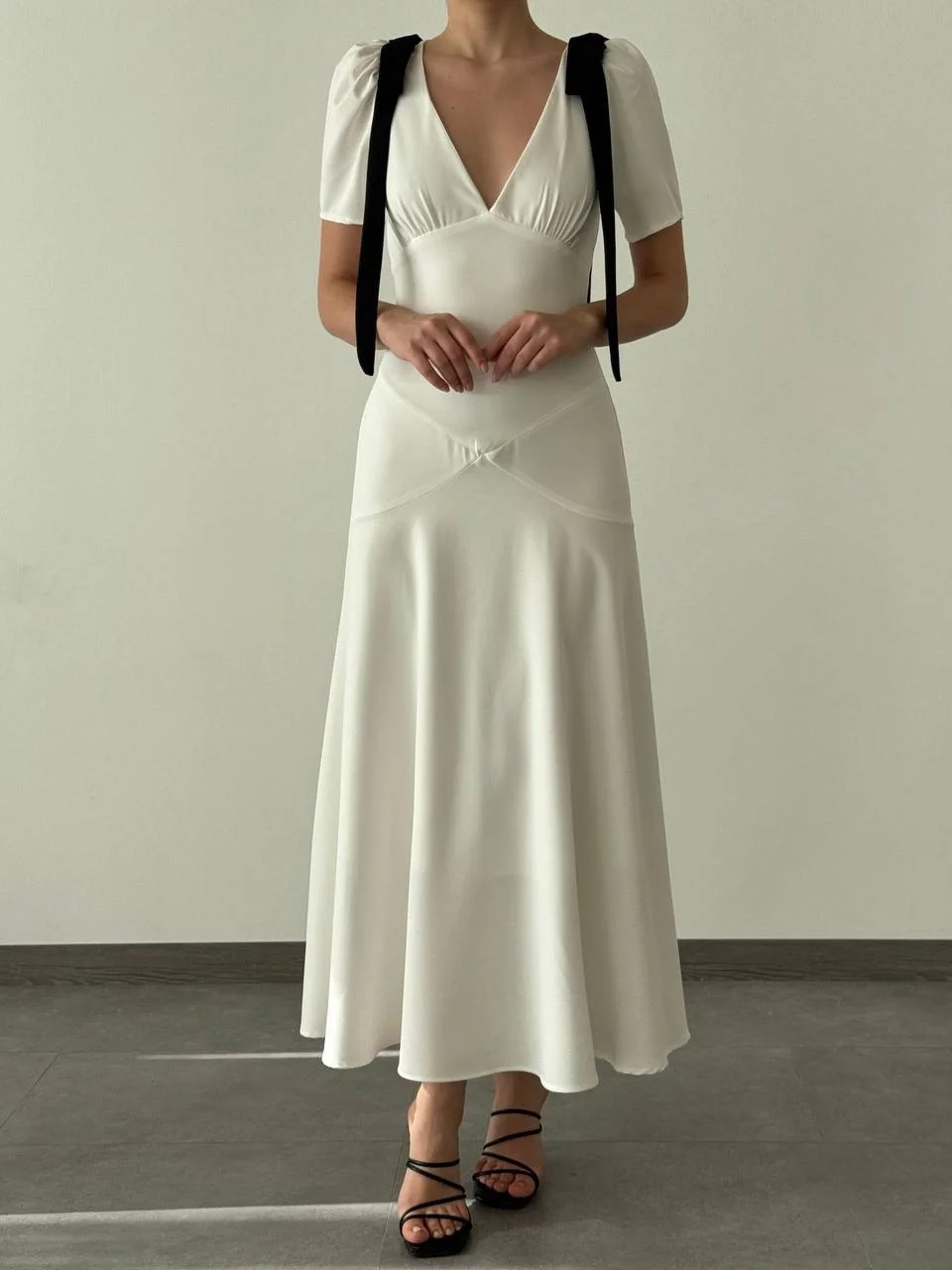 Kendall Astarlı Kurdele Detaylı Beyaz Elbise