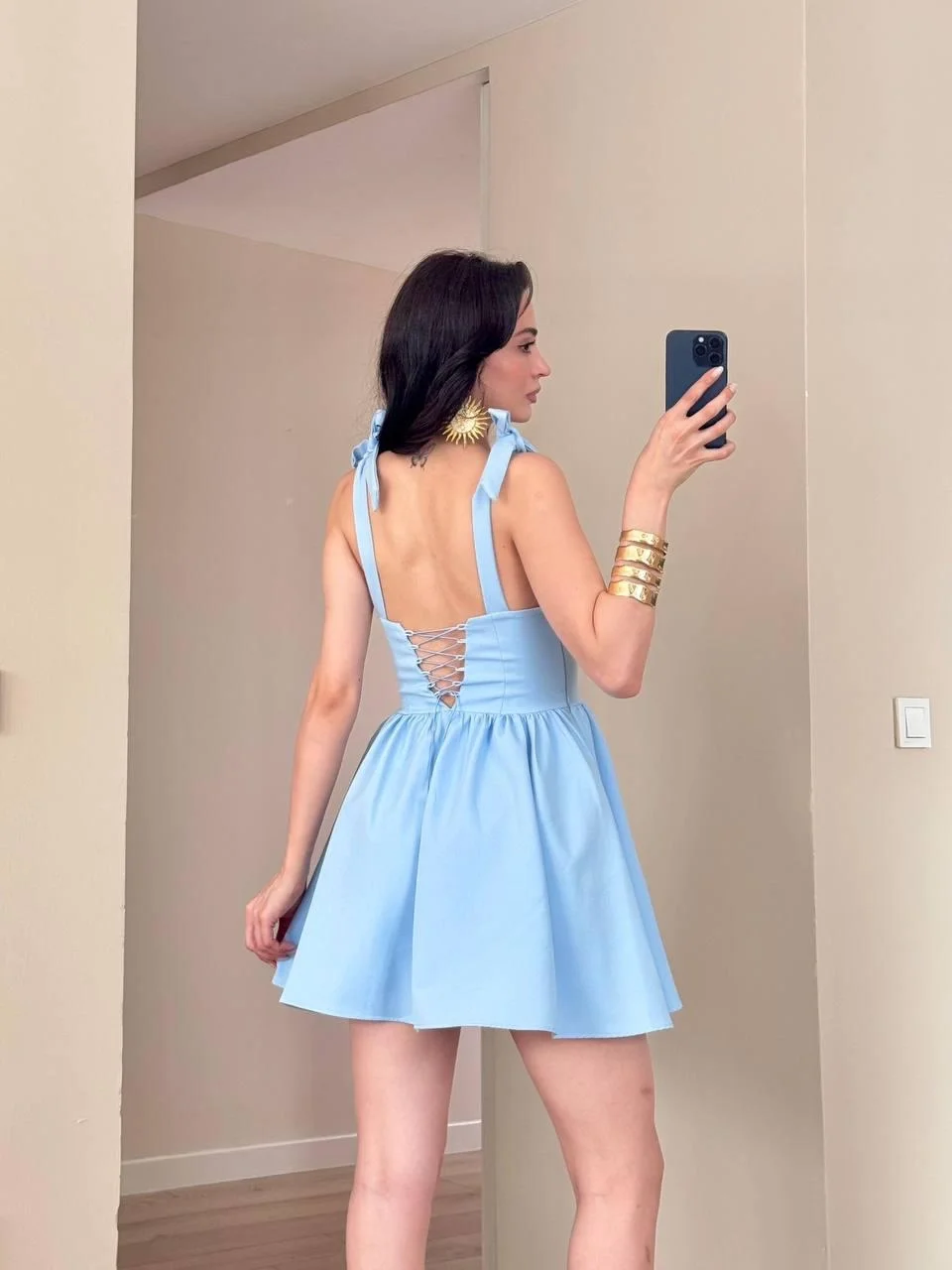 Mavi Sırtı Lastik Bağlamalı Omuz Fiyonklu Mini Elbise