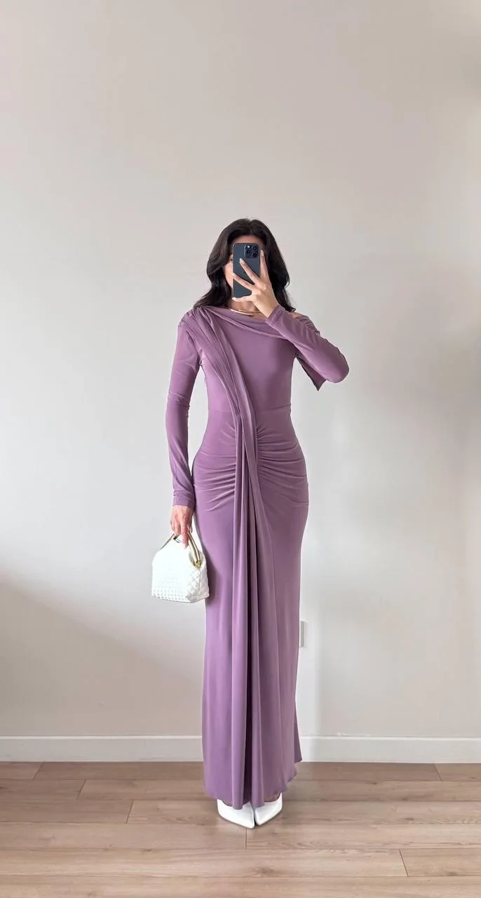 Mor Yırtmaçlı Uzun Kollu Pileli Maxi Dökümlü Elbise