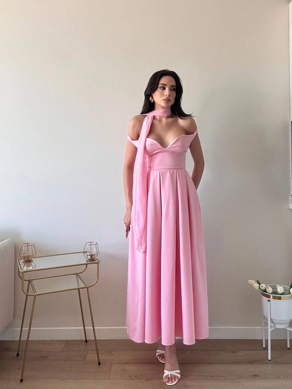 Pembe Eteği Pileli Şallı Sırt Detaylı Midi Elbise