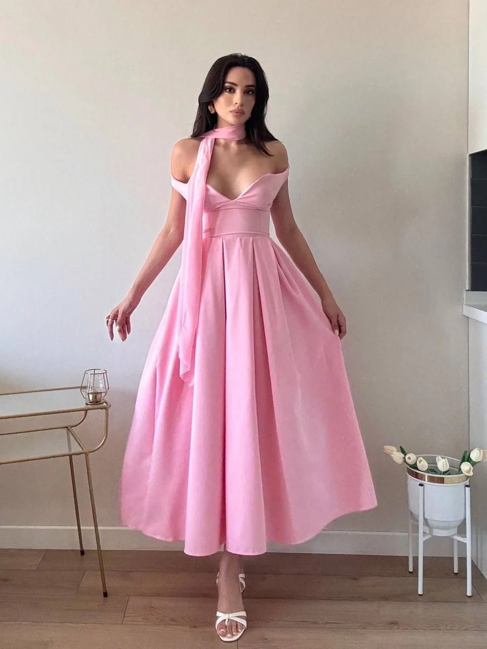 Pembe Eteği Pileli Şallı Sırt Detaylı Midi Elbise