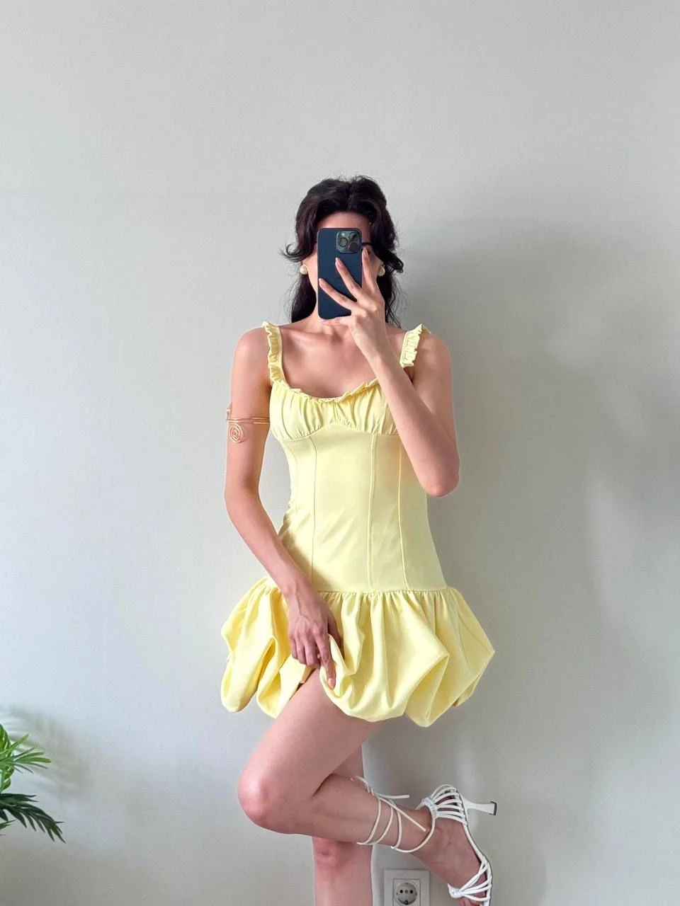 Sarı Eteği Balon Askıları Fırfırlı Mini Elbise