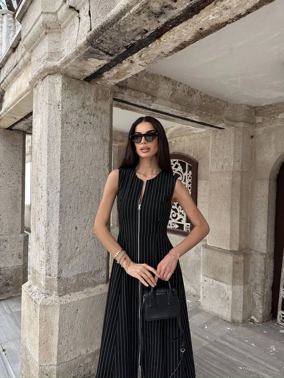 Siyah Çizgili Fermuarlı Midi Elbise