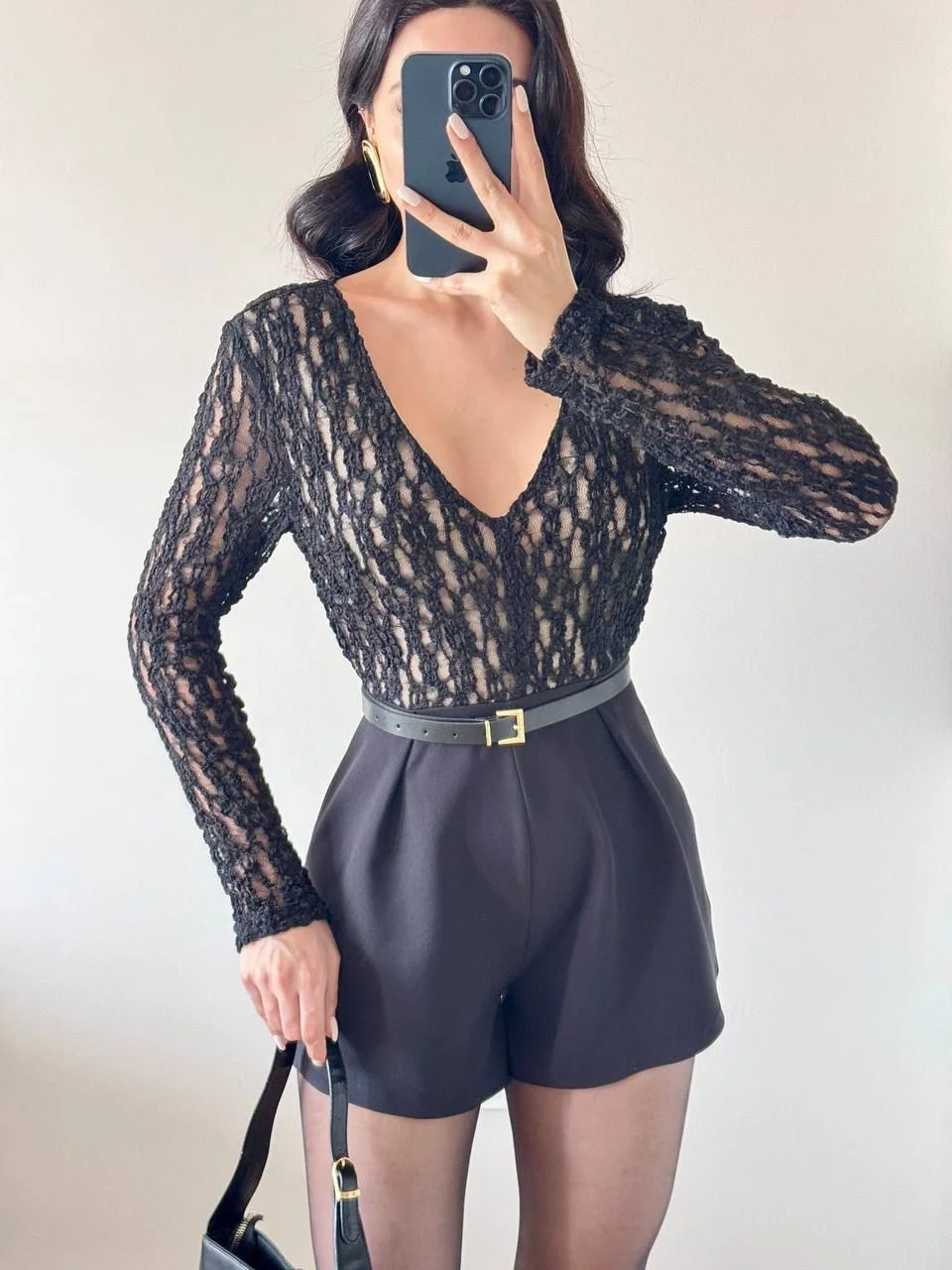 Siyah Dantel Detaylı V Yaka Kemerli Şortlu Tulum