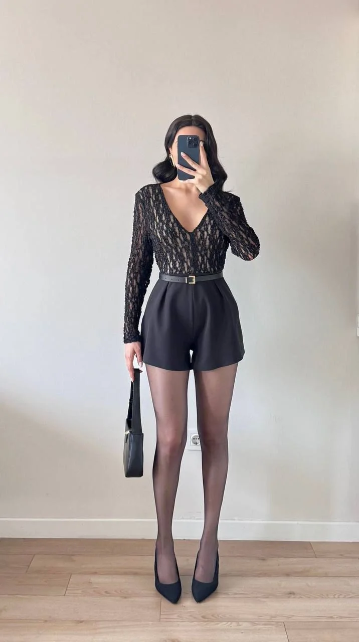 Siyah Dantel Detaylı V Yaka Kemerli Şortlu Tulum