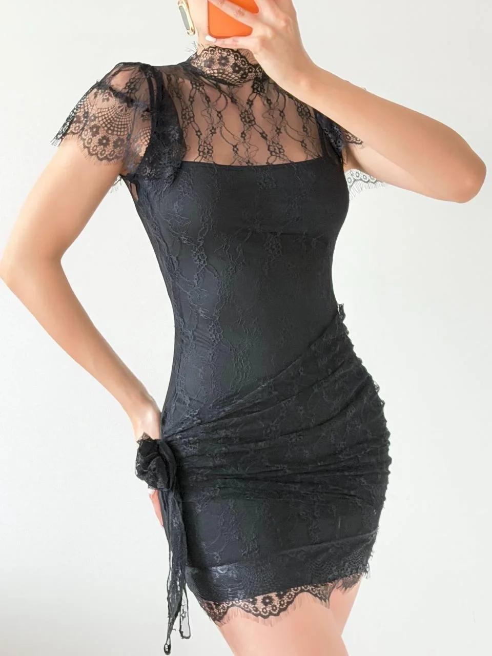 Siyah Dantelli Gül Detaylı Elbise