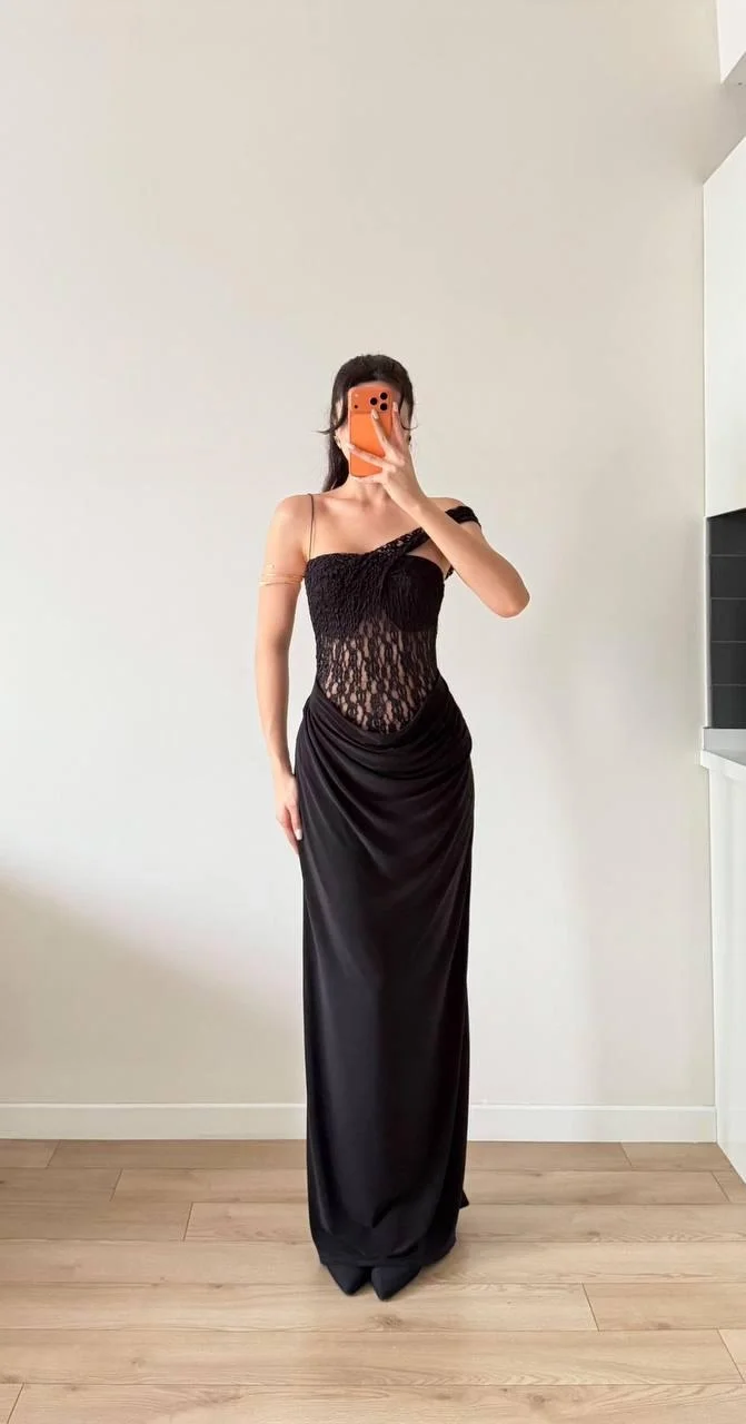 Siyah Göğüs Dantelli Eteği Drapeli Askılı Maxi Elbise