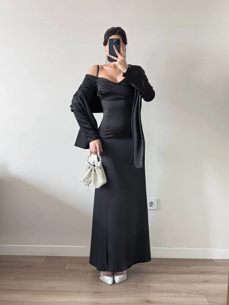 Siyah Saten Askılı Şallı Yırtmaçlı Maxi Elbise