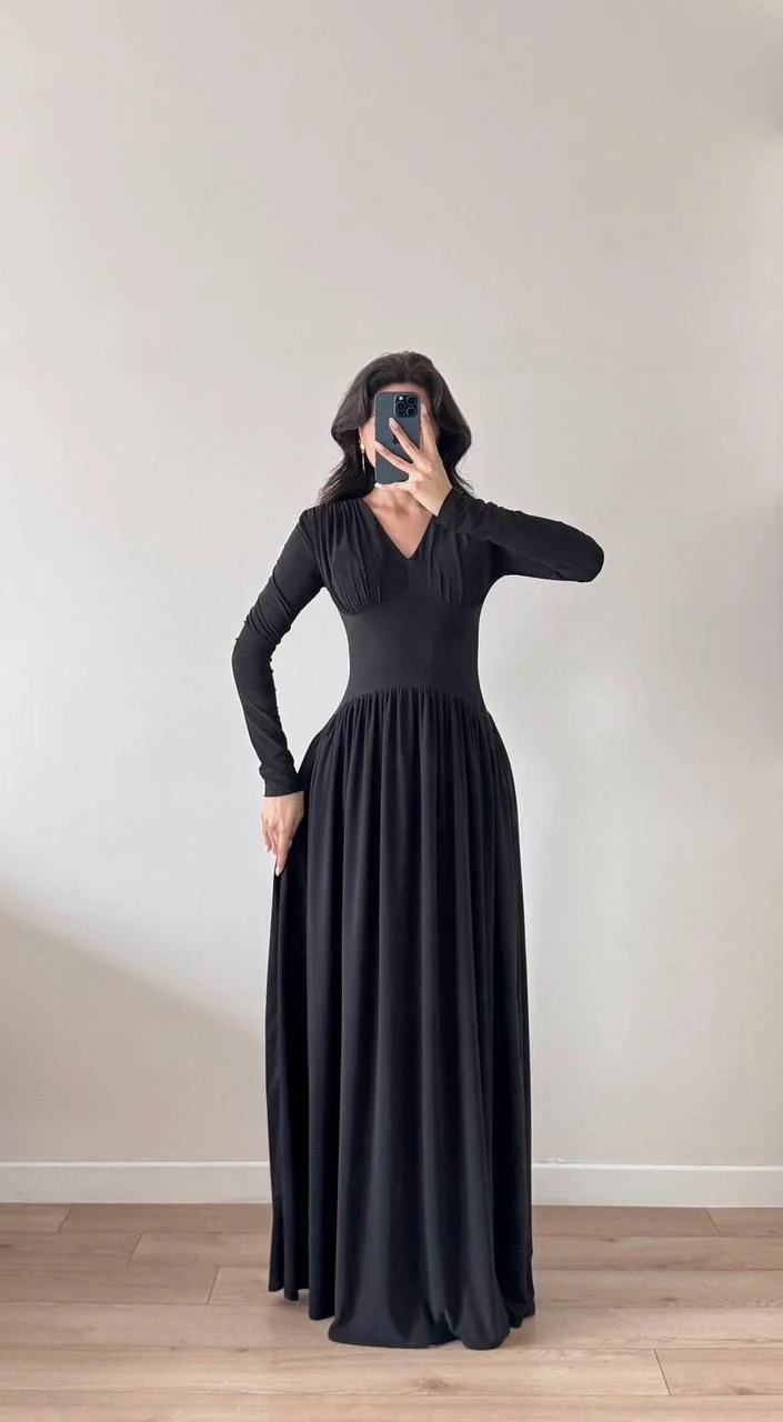 Siyah V Yaka Eteği Büzgülü Dökümlü Maxi Elbise