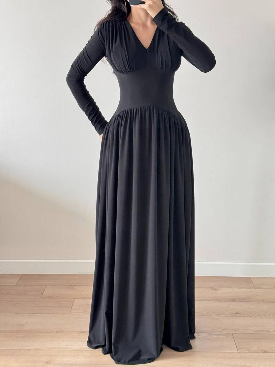 Siyah V Yaka Eteği Büzgülü Dökümlü Maxi Elbise