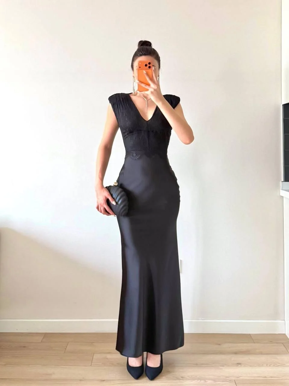 Siyah V Yaka Saten Dantelli Maxi Elbise