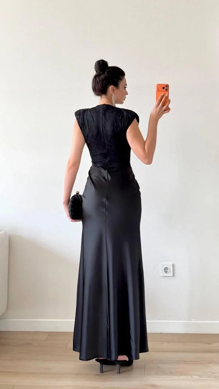 Siyah V Yaka Saten Dantelli Maxi Elbise