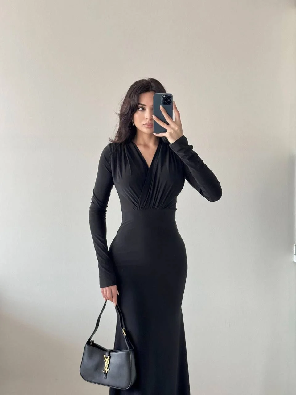 Siyah V Yaka Uzun Kollu Büzgülü Maxi Elbise