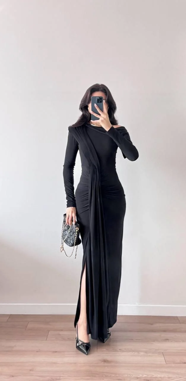 Siyah Yırtmaçlı Uzun Kollu Pileli Maxi Dökümlü Elbise