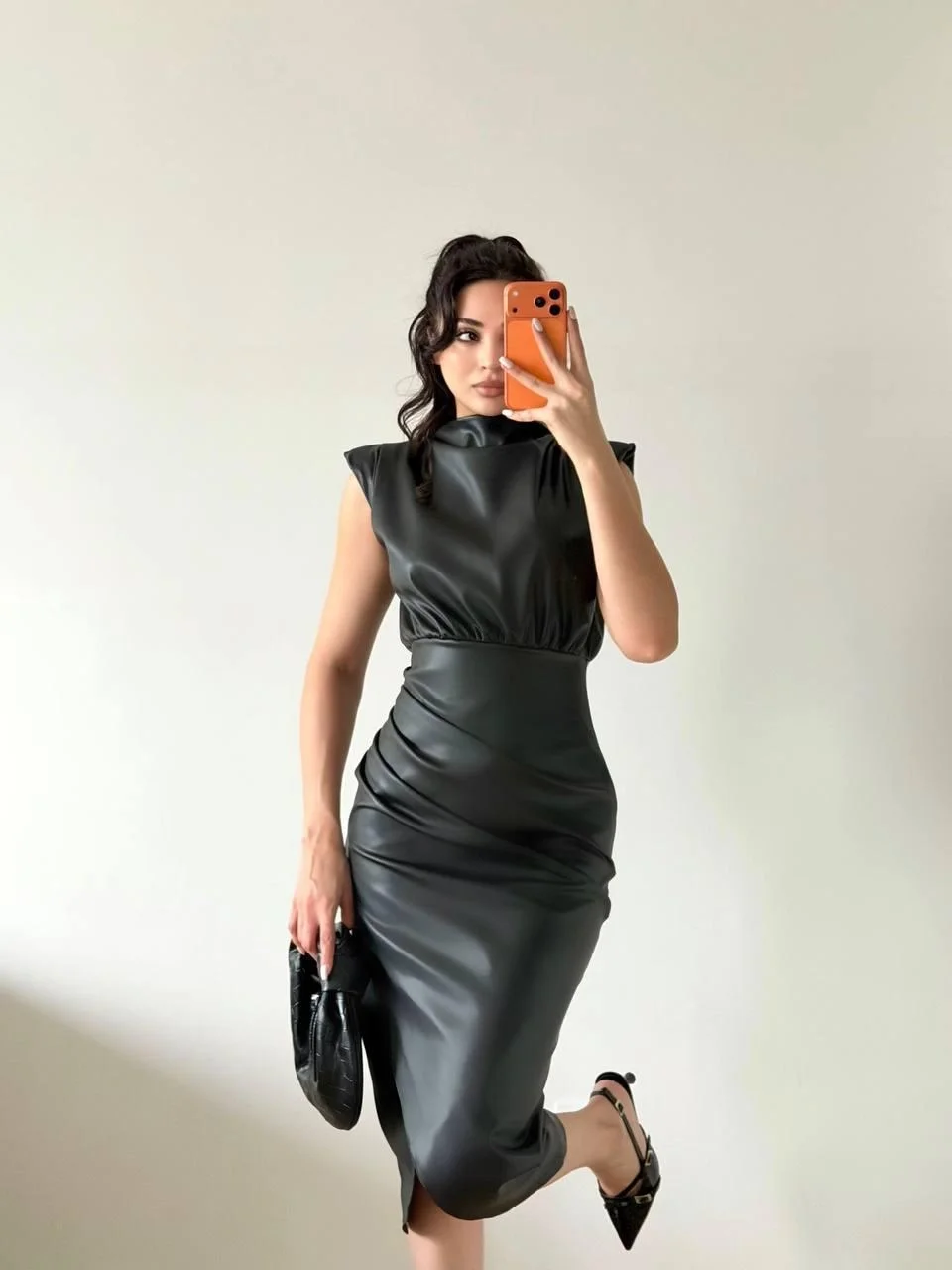 Vatkalı Siyah Midi Beli Pileli Deri Elbise