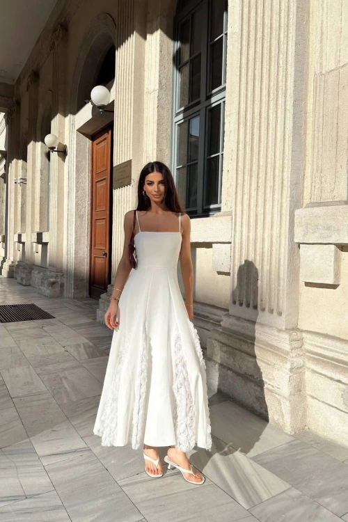 Askılı Gül Detaylı Beyaz Maxi Elbise