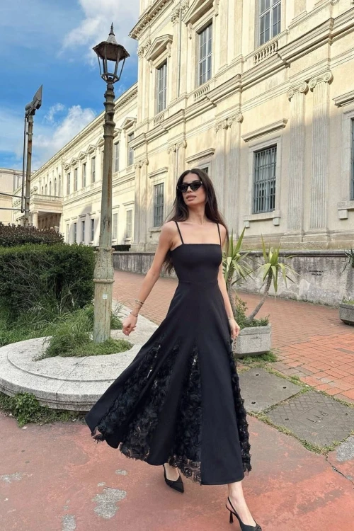 Askılı Gül Detaylı Siyah Maxi Elbise