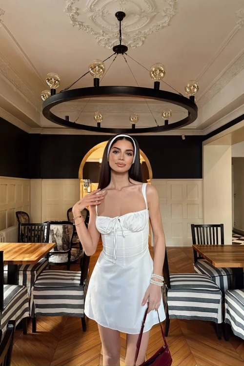 Beyaz Askı Detaylı Sırt Bağlamalı Mini Elbise