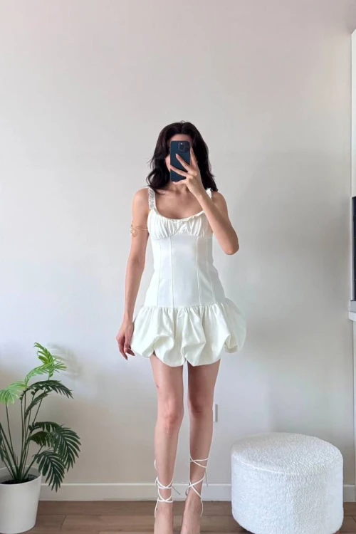 Beyaz Eteği Balon Askıları Fırfırlı Mini Elbise