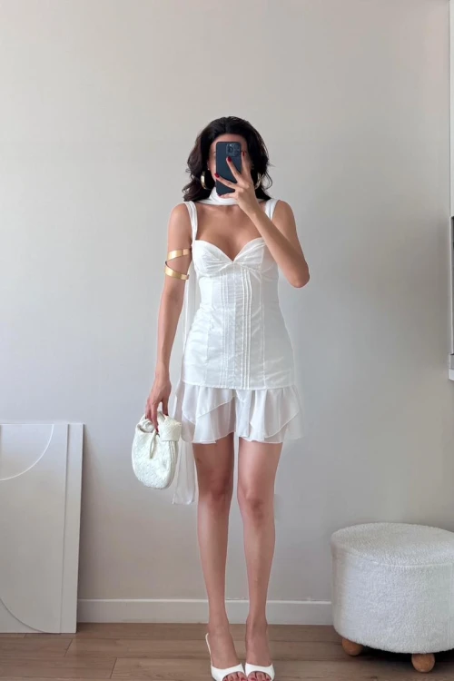 BEYAZ FULARLI NERVÜRLÜ ŞİFON MİNİ ELBİSE