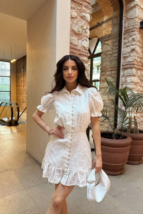 Beyaz Kaplama Düğmeli Fırfırlı Brodeli Mini Elbise