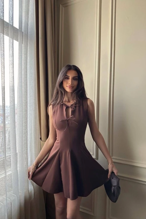 KAHVE ÖN GÖĞÜS FİYONKLU ETEK VOLANLI MİNİ ELBİSE