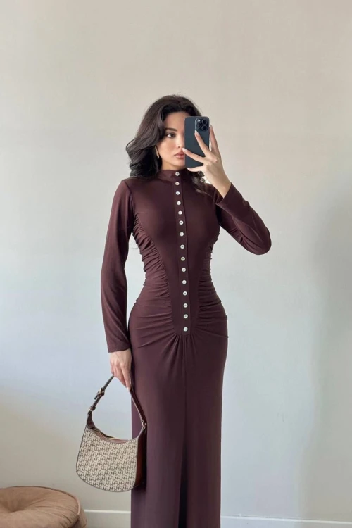 Kahverengi Dik Yaka Düğmeli Büzgülü Maxi Elbise