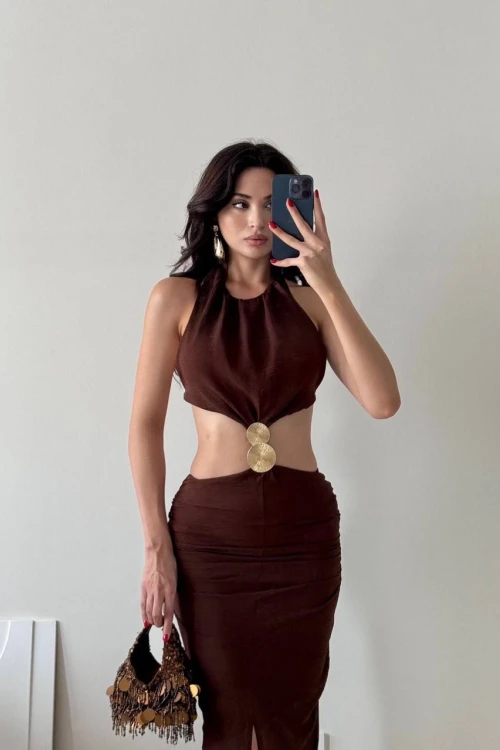 Kahverengi Toka Detaylı Büzgülü Midi Elbise