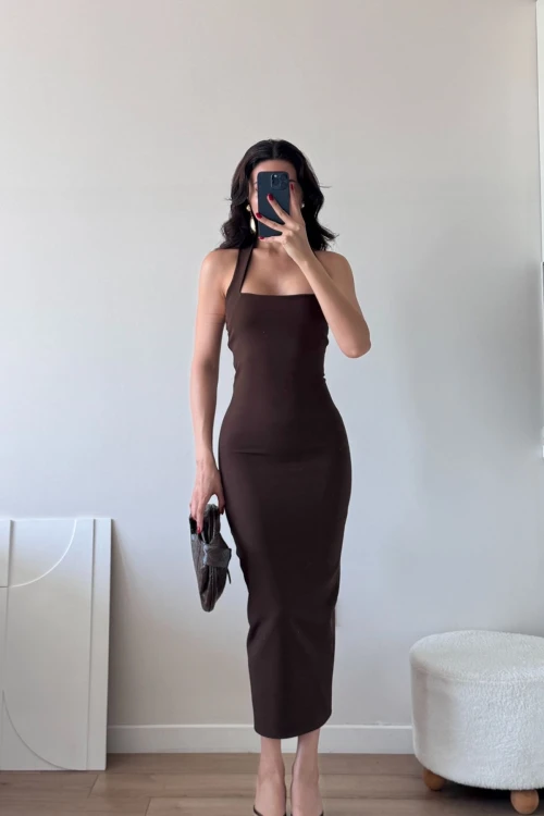 KAHVERENGİ YIRTMAÇLI MİDİ KALEM ELBİSE