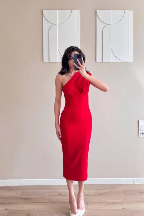 KIRMIZI TEK OMUZ BÜZGÜLÜ MİDİ ELBİSE