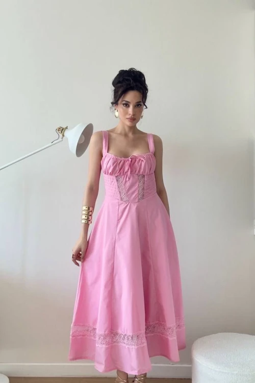 Pembe Askılı Dantel Detaylı Midi Elbise