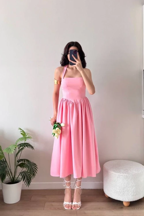 Pembe Astarı Uzun Tüllü Boyun Bağlamalı Midi Elbise