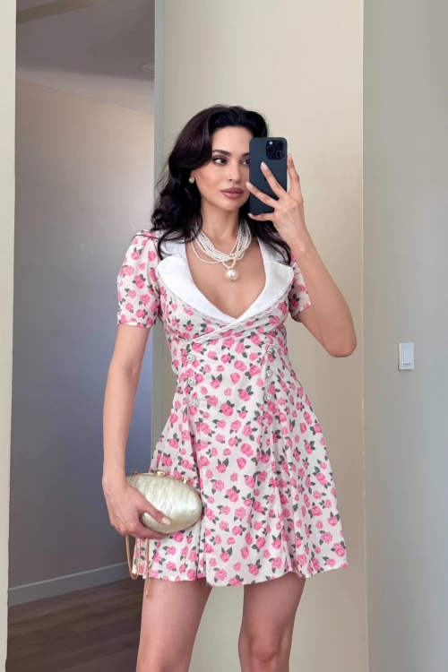 Pembe Çiçekli Yakası Dantelli Süs Düğmeli Mini Elbise