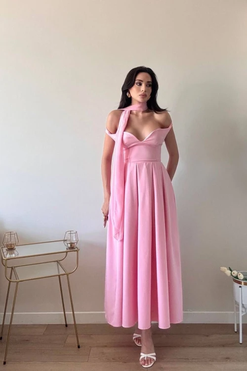 Pembe Eteği Pileli Şallı Sırt Detaylı Midi Elbise