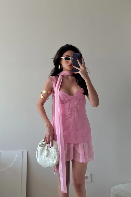 PEMBE FULARLI NERVÜRLÜ ŞİFON MİNİ ELBİSE